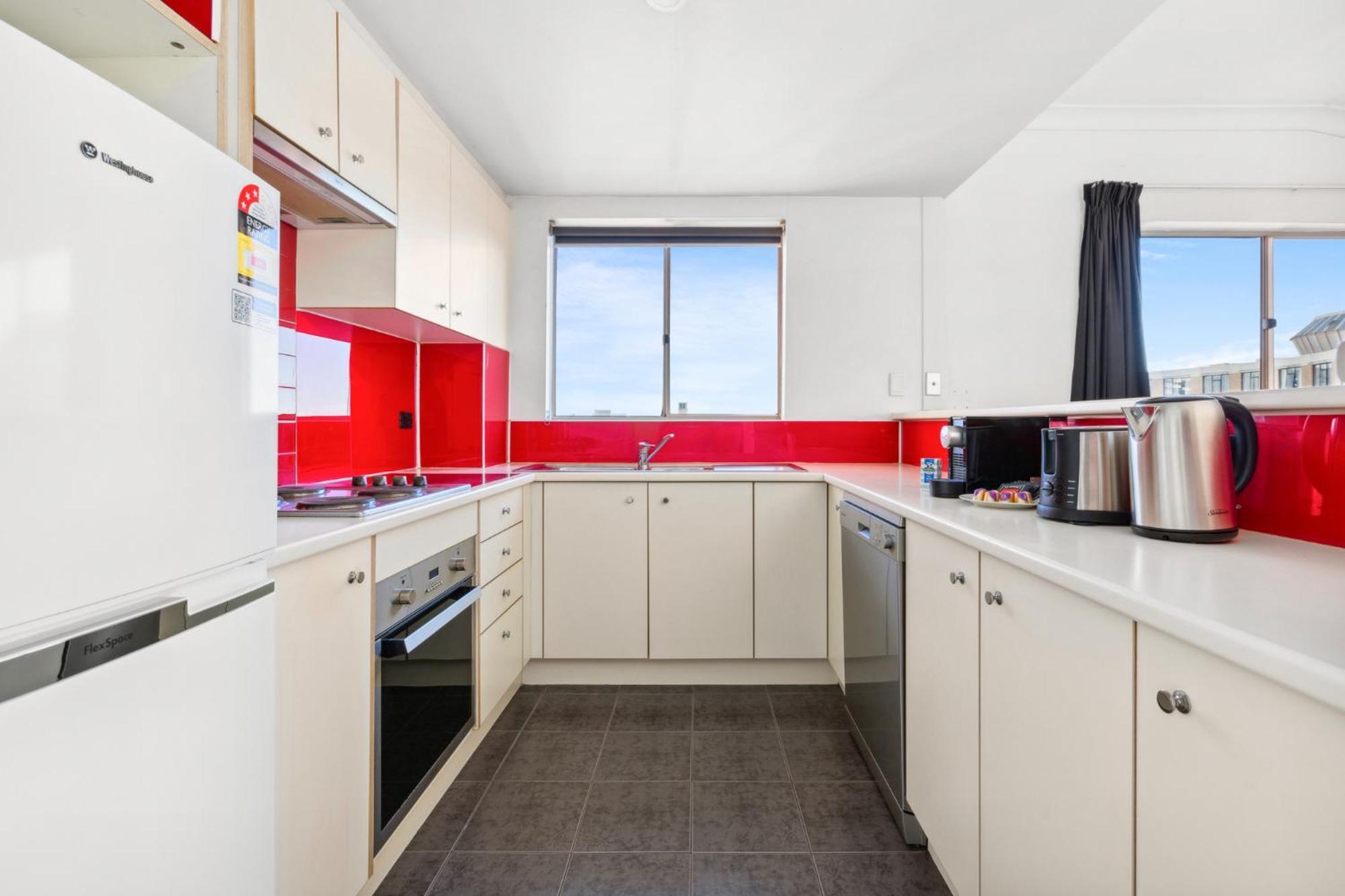 Spacious Inner-west 2-bed With Alfresco Dining Apartment