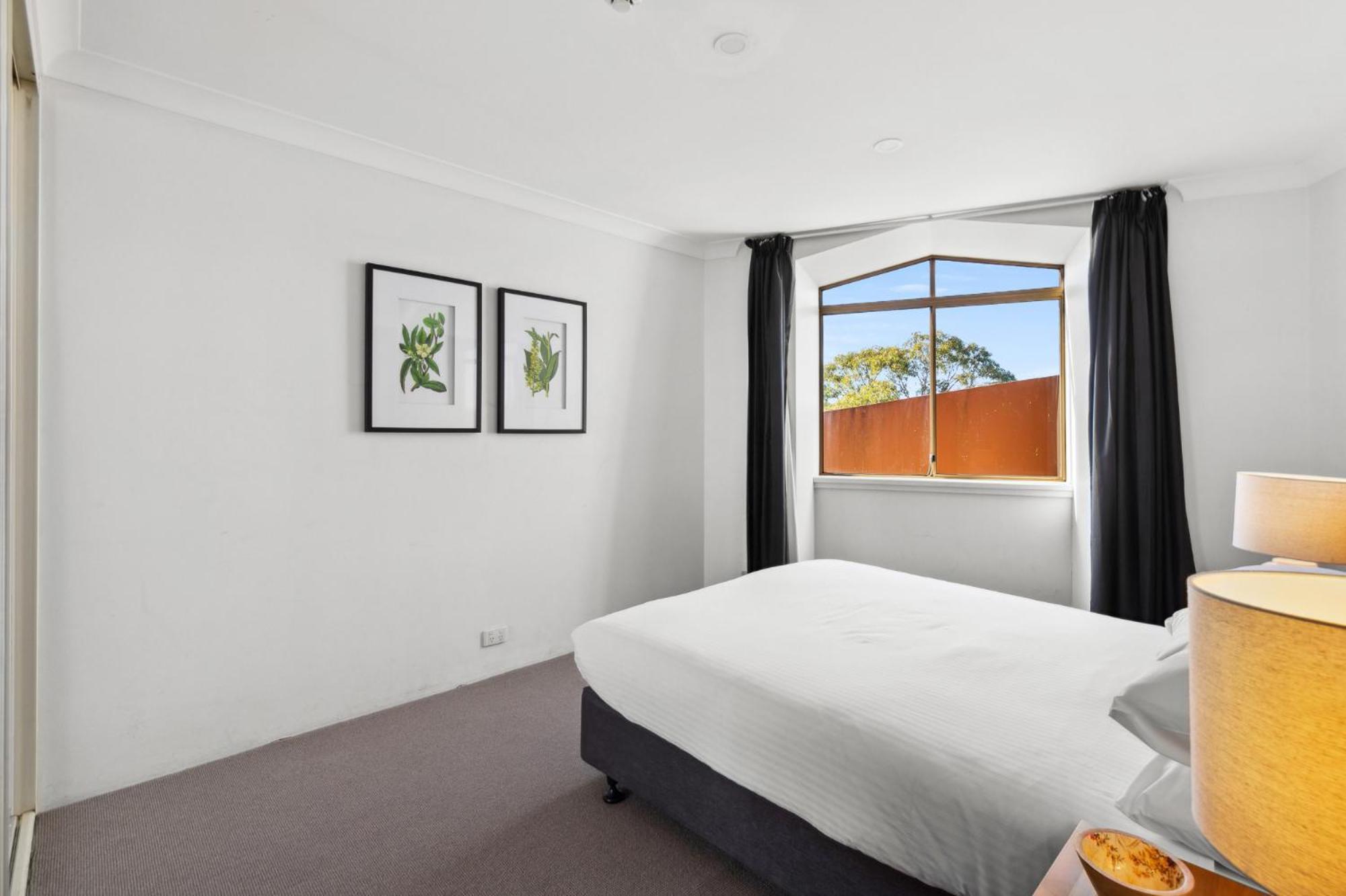 Spacious Inner-west 2-bed With Alfresco Dining Apartment