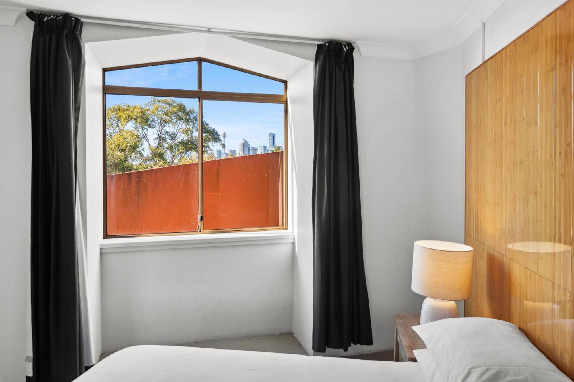 Spacious Inner-west 2-bed With Alfresco Dining