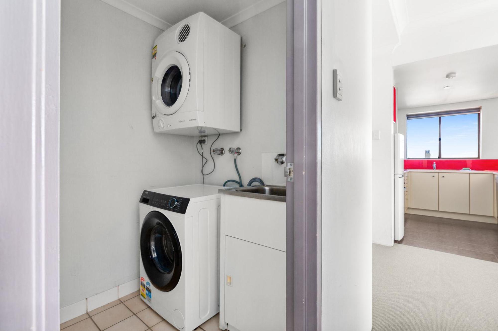 Spacious Inner-west 2-bed With Alfresco Dining Apartment