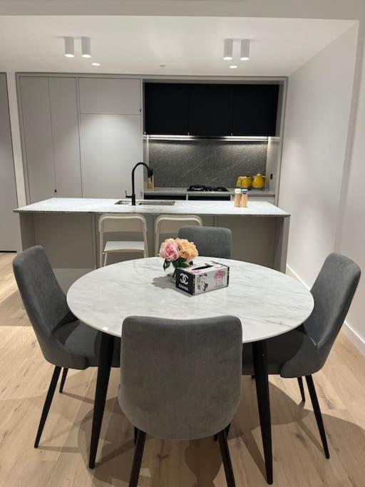 Wow New Gorgeous 2 Bed 2 Bath Parking Apartamento Sidney