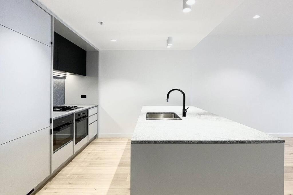 Wow New Gorgeous 2 Bed 2 Bath Parking * Sidney