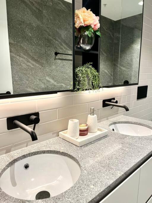 Wow New Gorgeous 2 Bed 2 Bath Parking Sidney