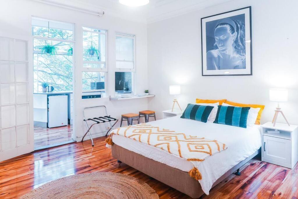 Large Near Train & Tower Apartment *