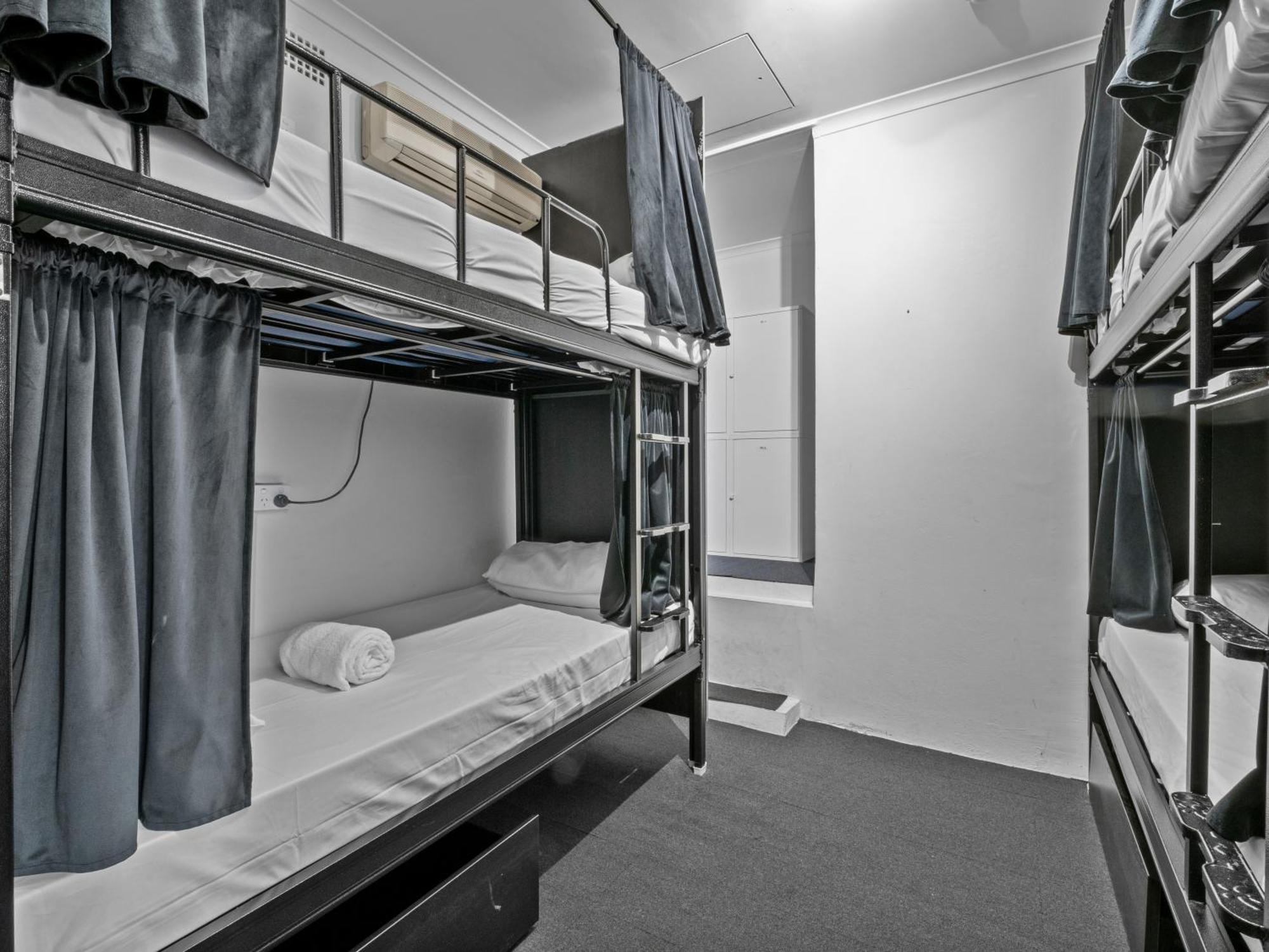 Azzurro Pod - Sydney