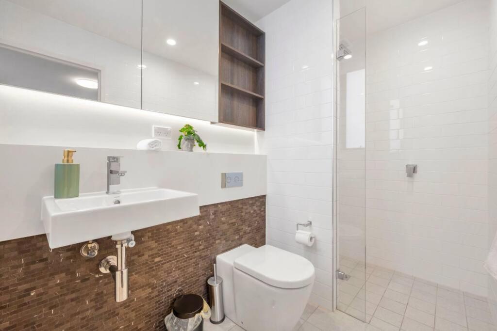 Modern Two Bed In The Centre Of Erskenville Apartment Sydney