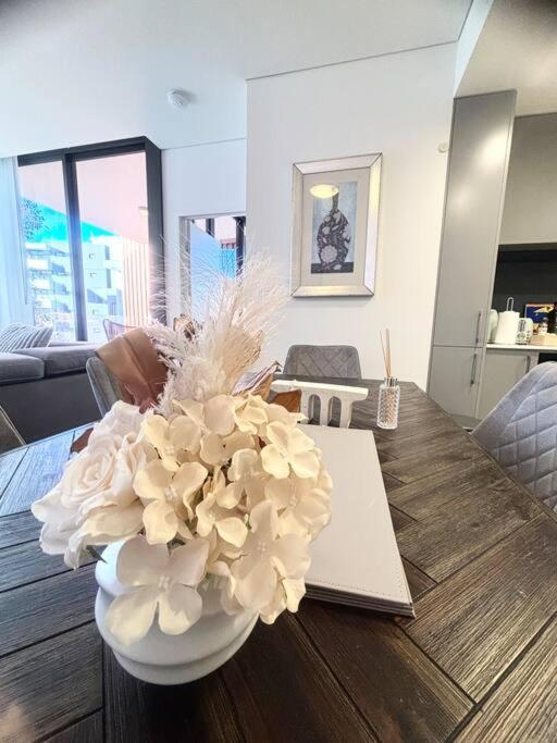 Modern Two Bed In The Centre Of Erskenville Apartment *