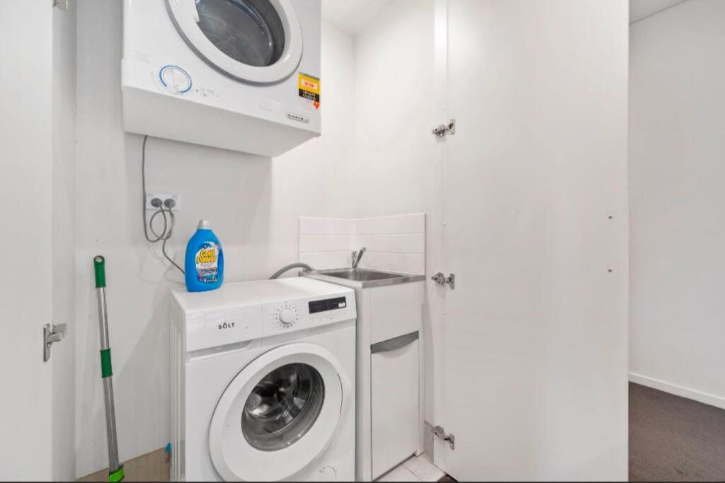 Modern Two Bed In The Centre Of Erskenville