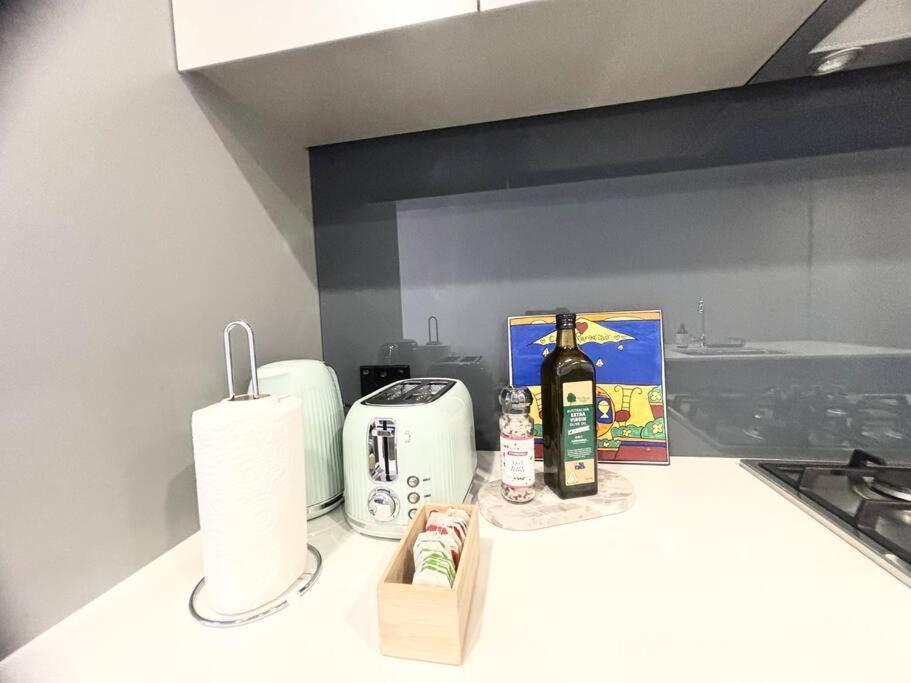 Modern Two Bed In The Centre Of Erskenville Apartment