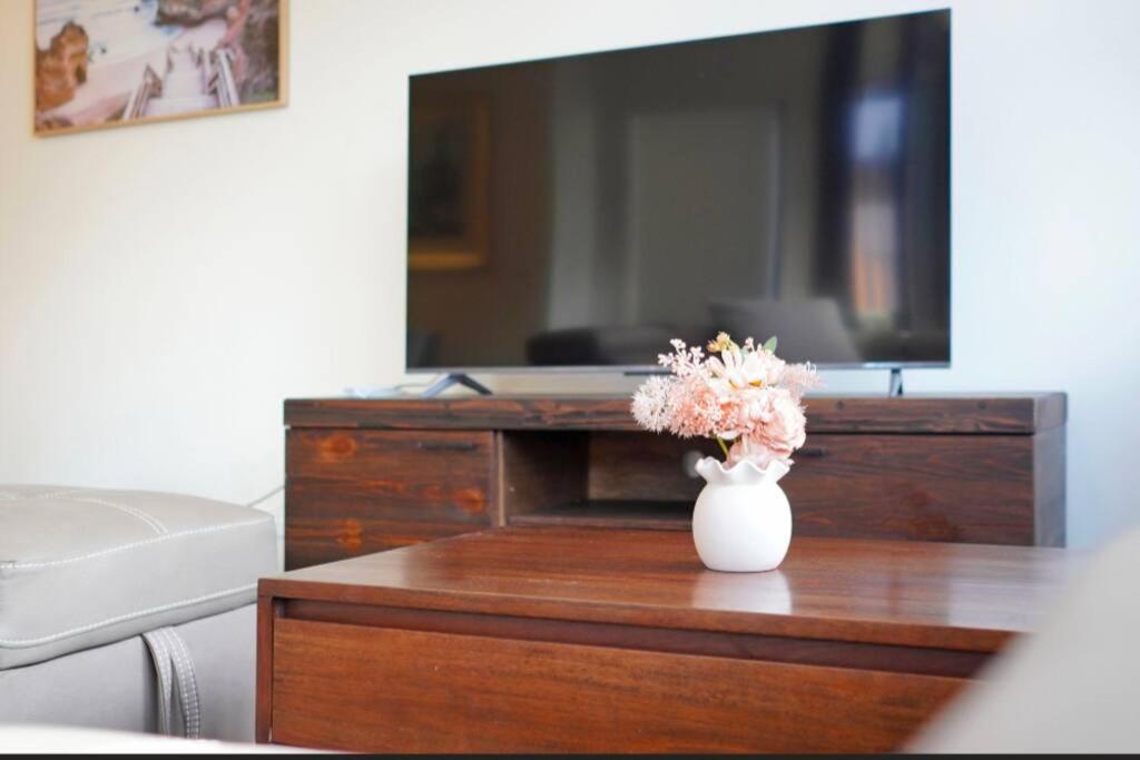 Modern Two Bed In The Centre Of Erskenville Sydney
