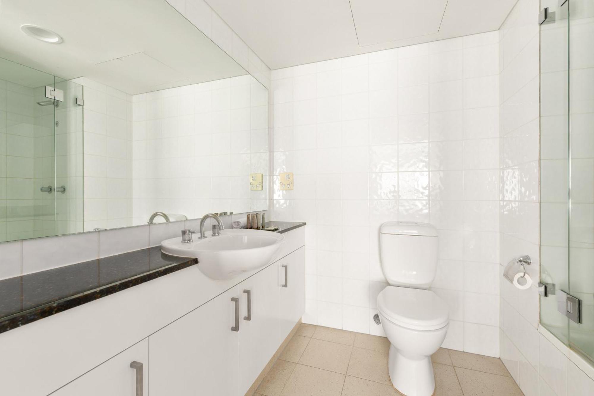 Ocean-facing 2-bed Manly Unit With Gym & Sauna *