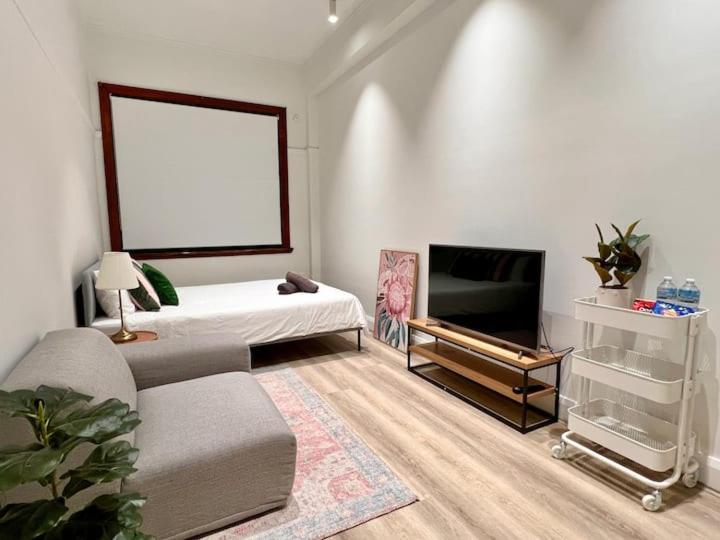 Charming Unit In Authentic Building Apartment Sydney