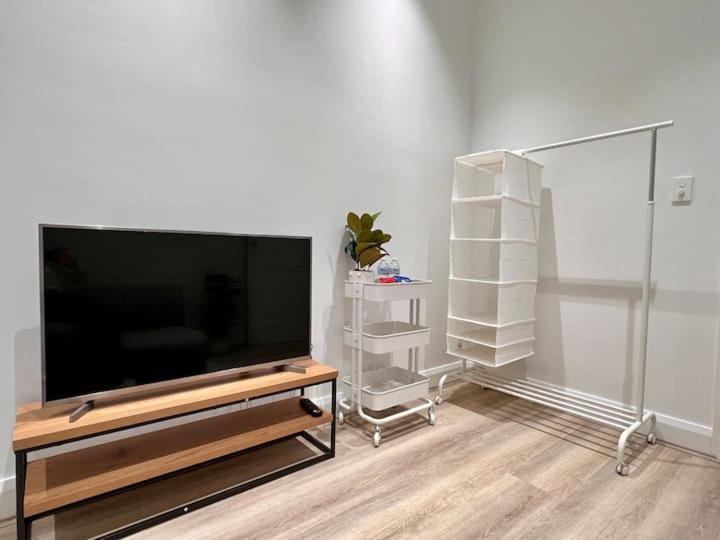 Charming Unit In Authentic Building Sydney