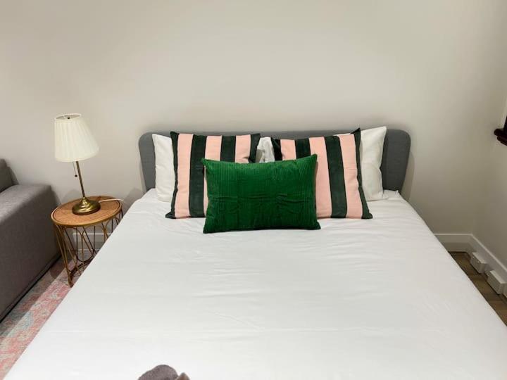 Charming Unit In Authentic Building Apartment Sydney