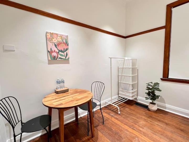 Charming Unit In Authentic Building Apartment Sydney