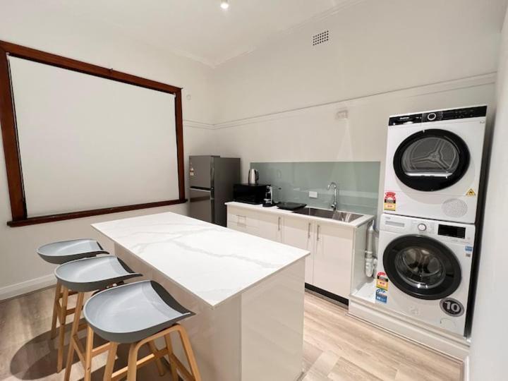 Charming Unit In Authentic Building Sydney