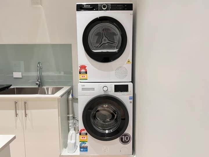 Charming Unit In Authentic Building Apartment Sydney
