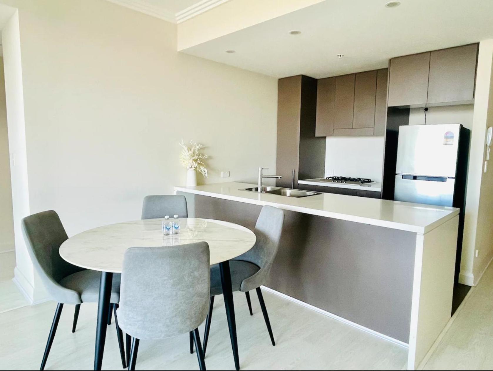 Cozy Olympic Park 2 Bedroom Parking, Wifi * Sydney