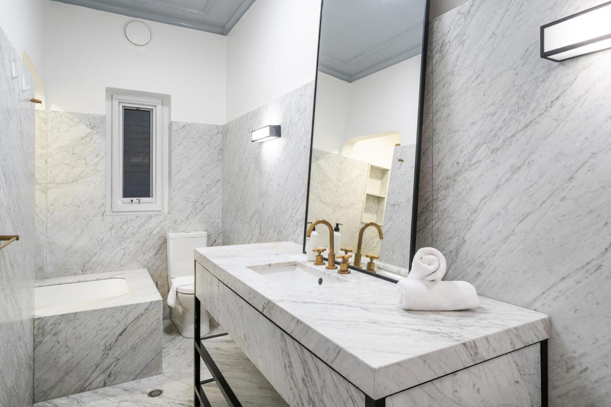 Executive 2br With Balcony Near Yarranabbe Park Apartment *