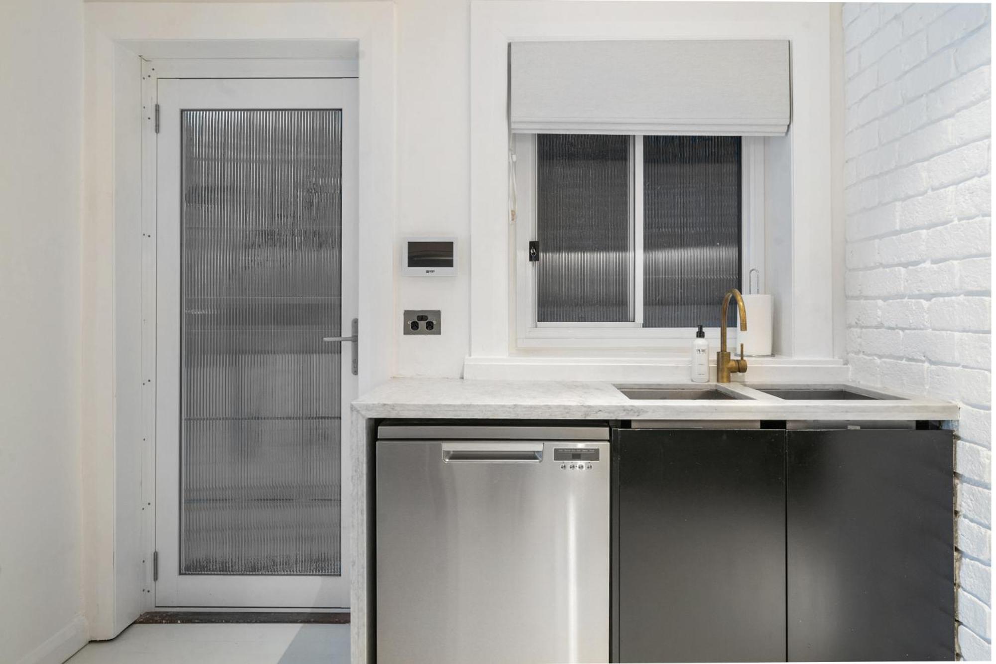 Executive 2br With Balcony Near Yarranabbe Park Apartment