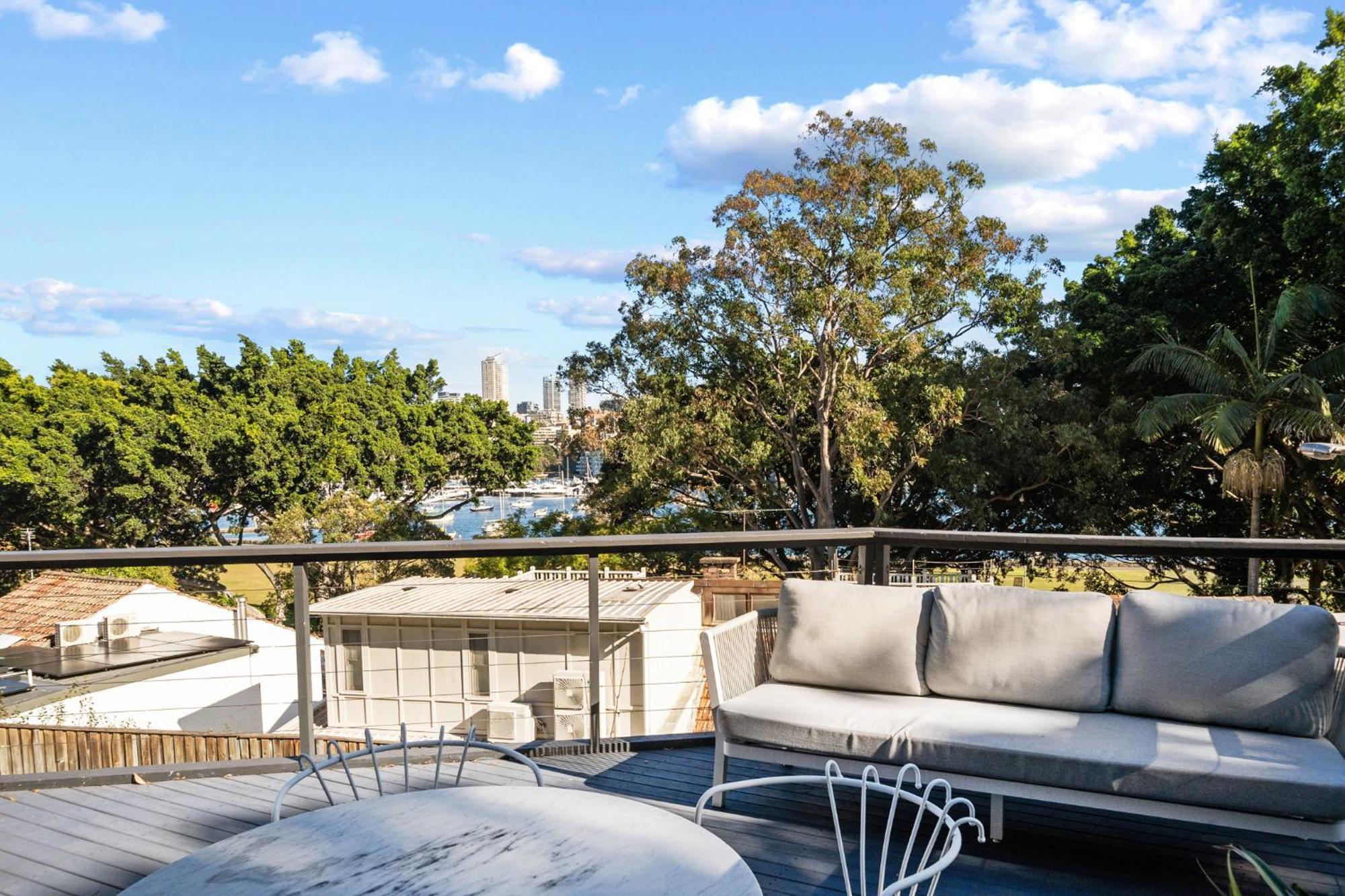 Apartment Executive 2br With Balcony Near Yarranabbe Park Sydney