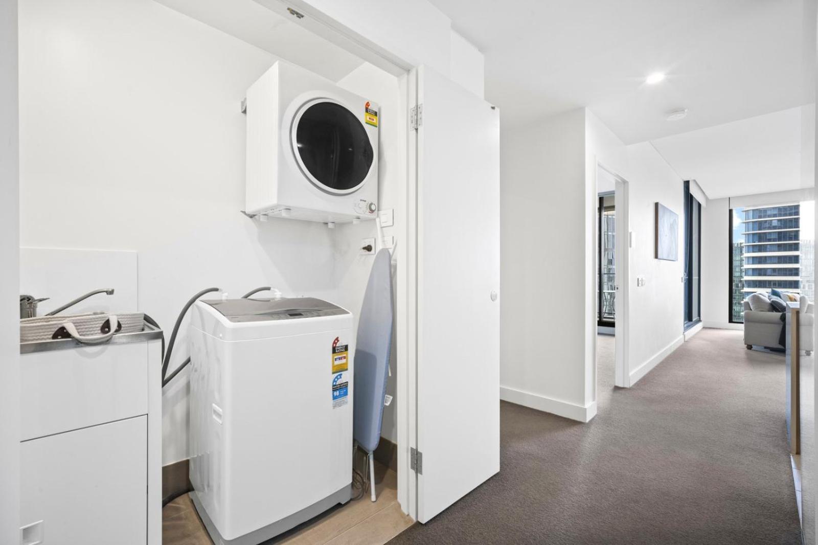 Waterview Apt At Wentworth Point *