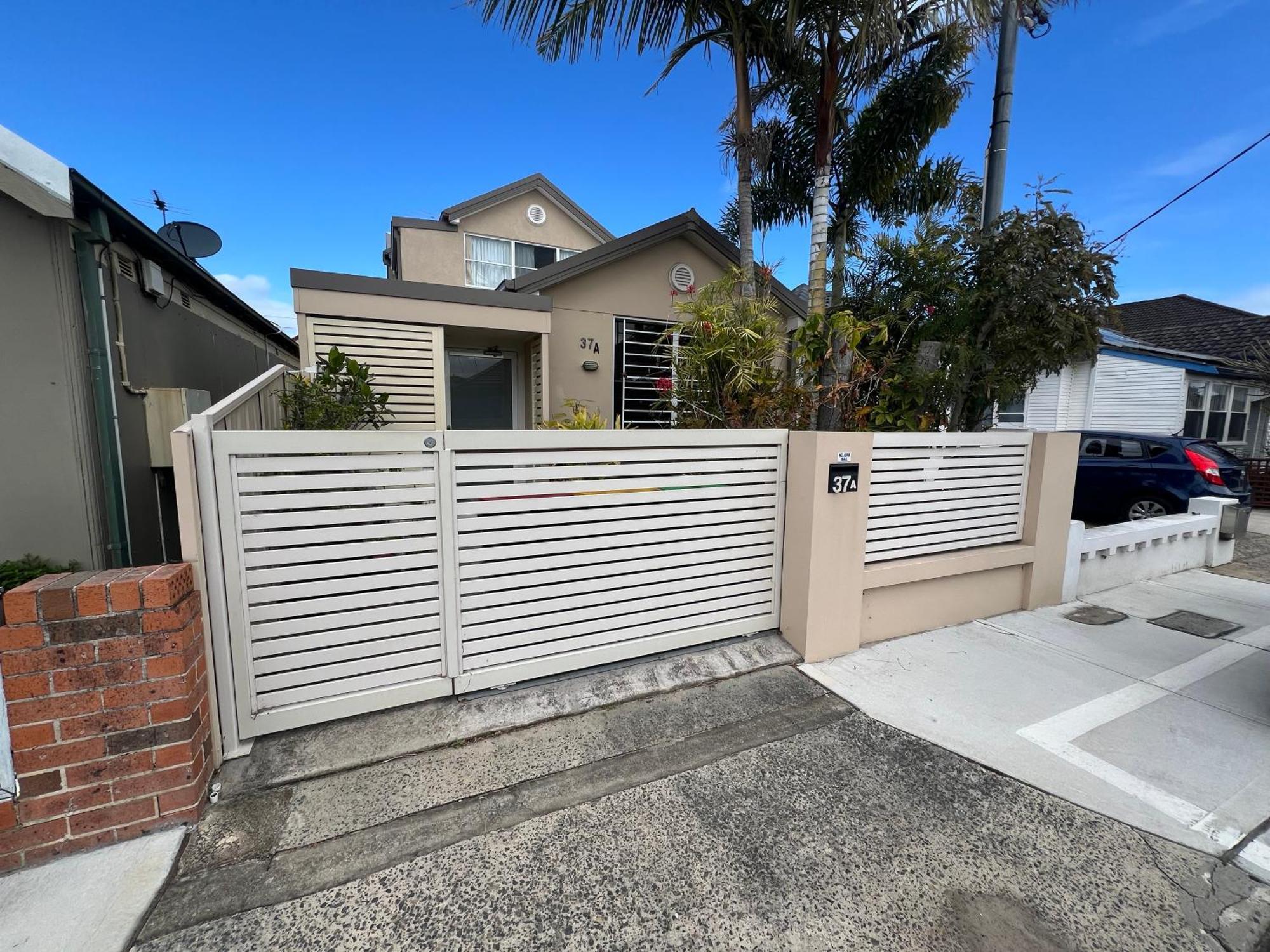 Eastlakes 2 Bedroom Close To Airport Apartment *