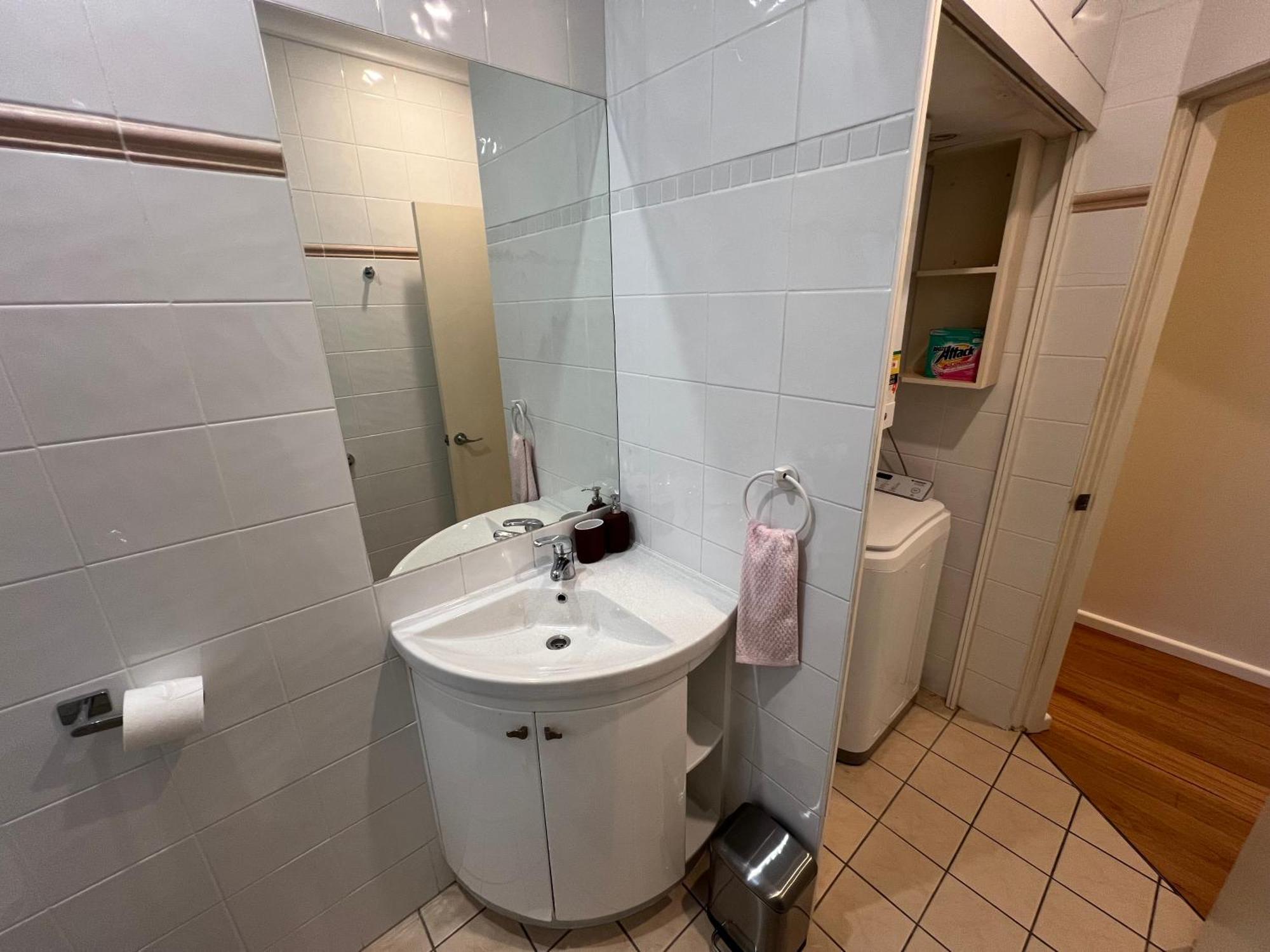 Eastlakes 2 Bedroom Close To Airport Apartment