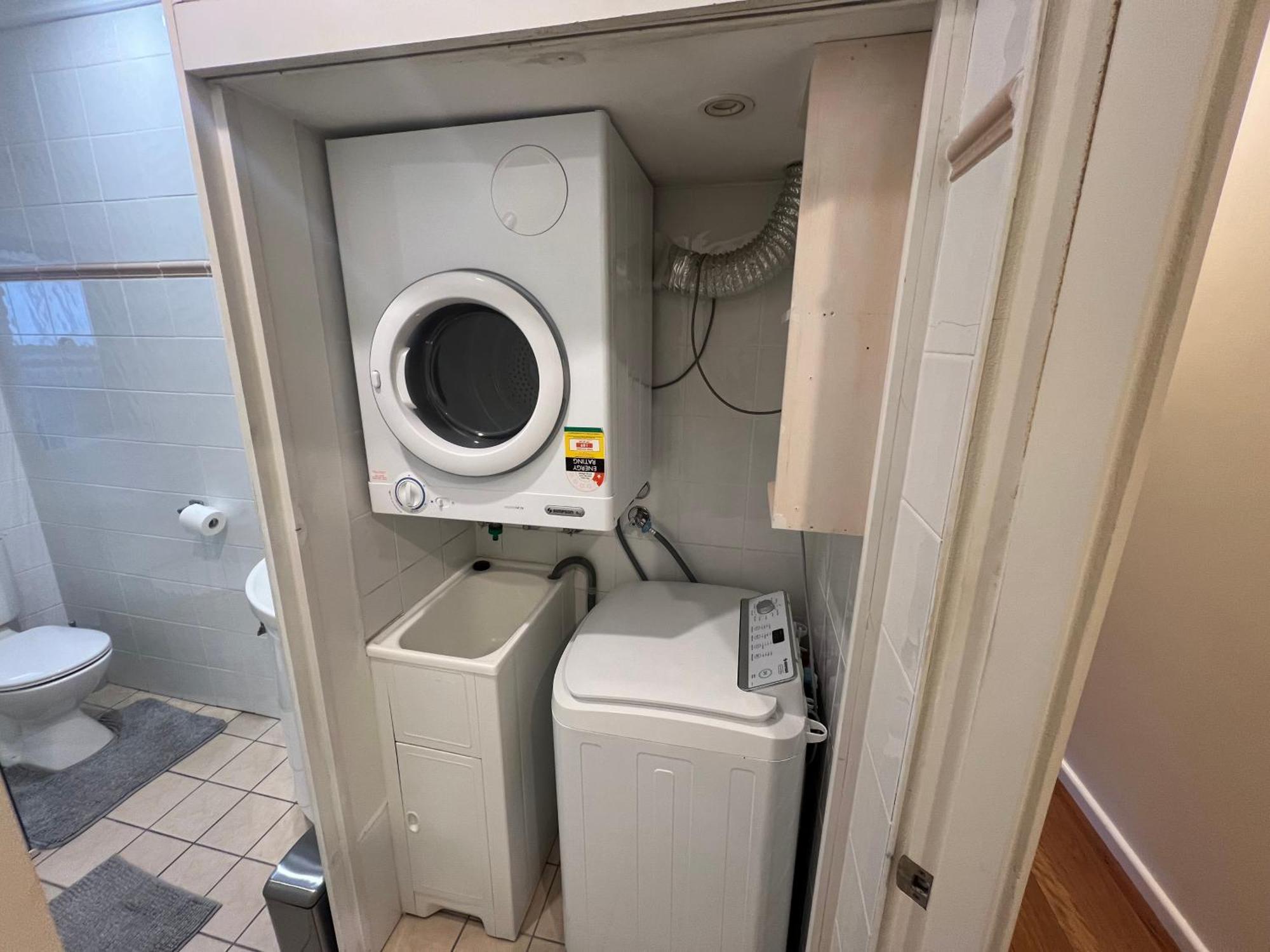 Eastlakes 2 Bedroom Close To Airport Apartment *