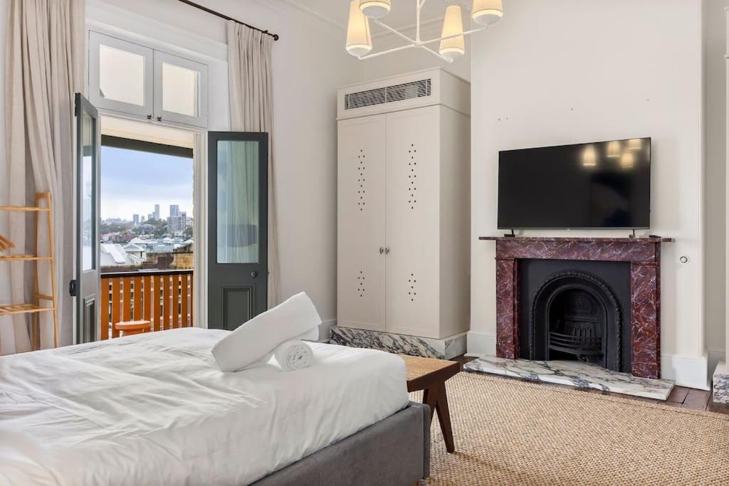 Luxury Harbourside Living With Rich Historic Charm *