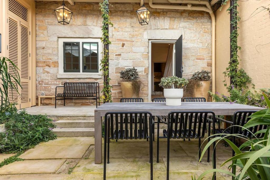 Luxury Harbourside Living With Rich Historic Charm *