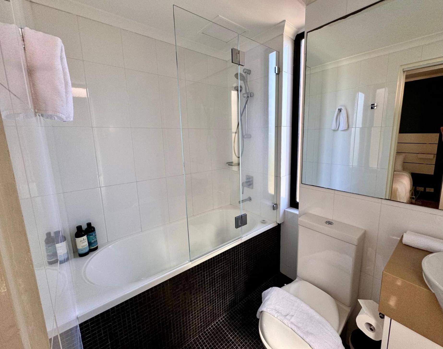 Couple's Gateway In Sunny Elizabeth Bay Apartment