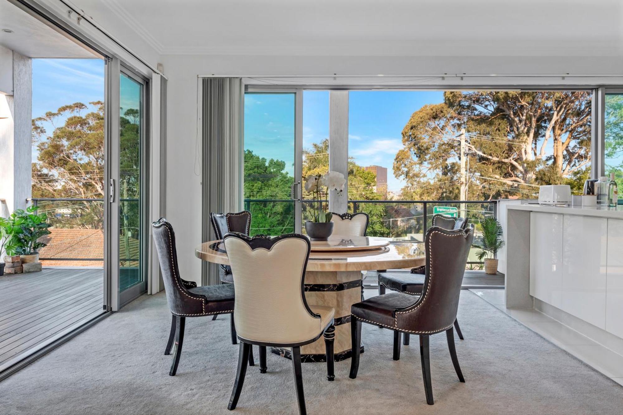 Luxury Retreat Airport Direct Train Line Holiday home Sydney