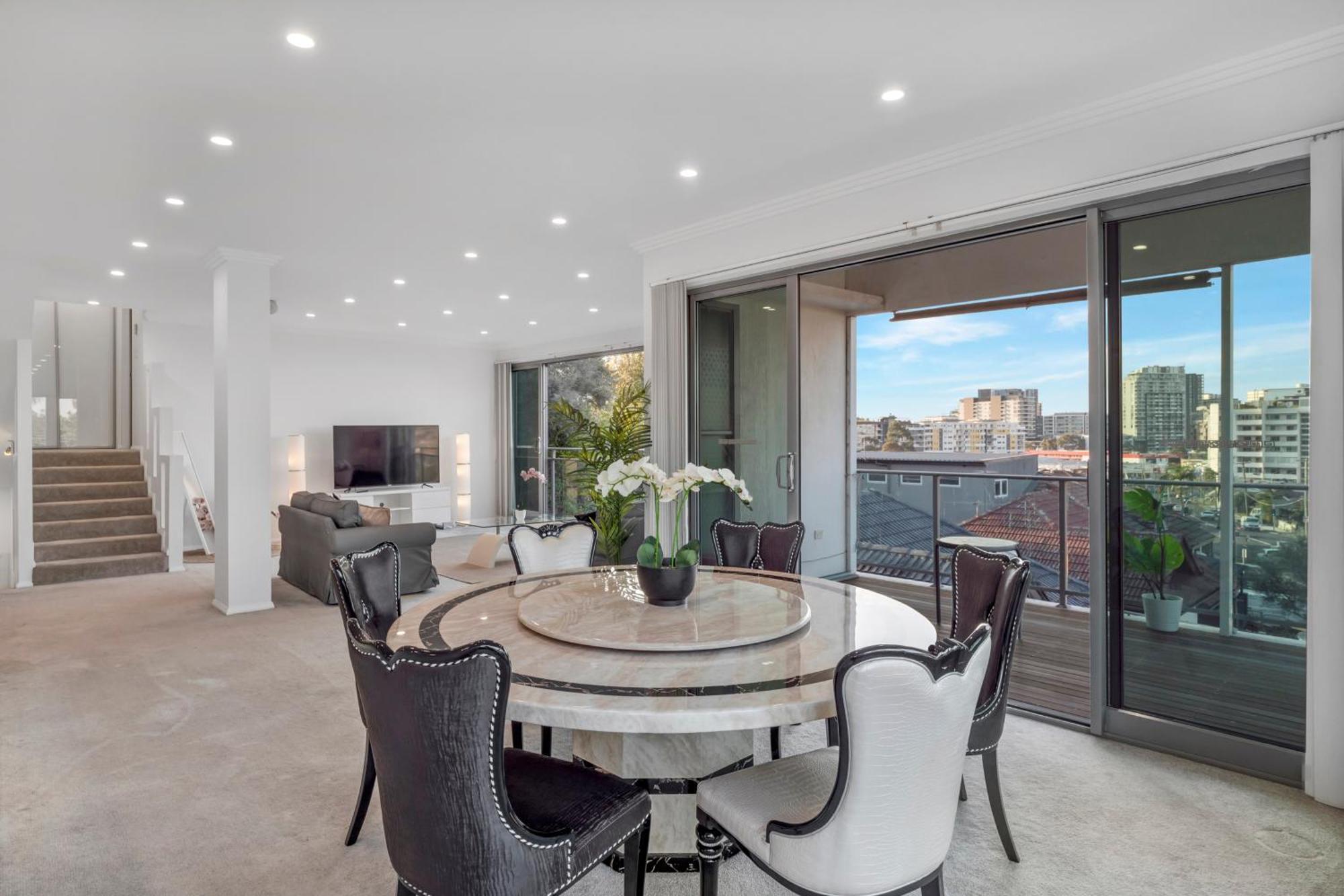 Luxury Retreat Airport Direct Train Line Holiday home Sydney