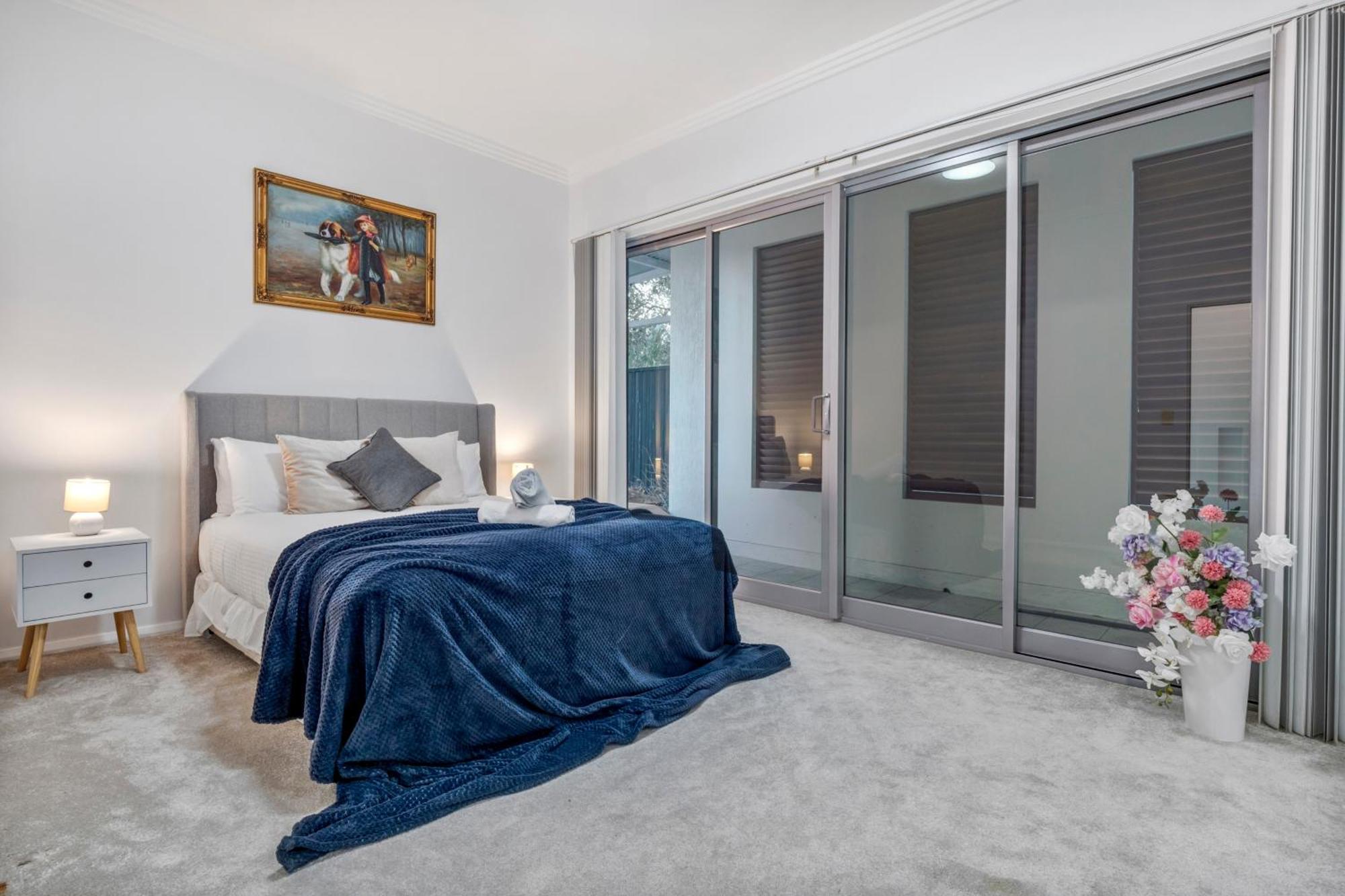 Luxury Retreat Airport Direct Train Line Holiday home