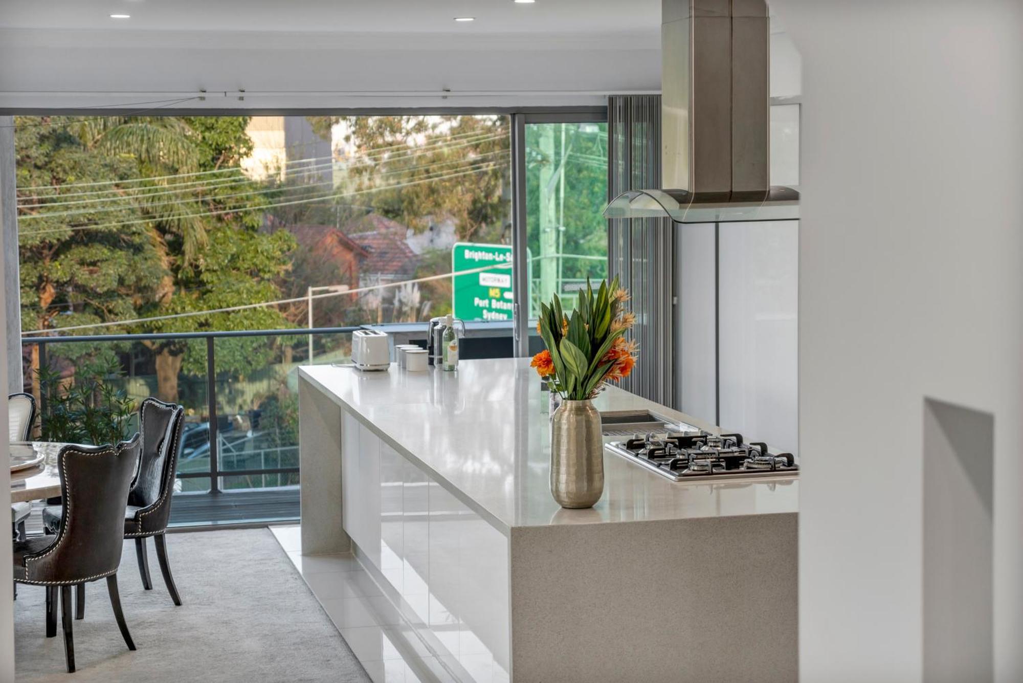 Luxury Retreat Airport Direct Train Line Holiday home Sydney