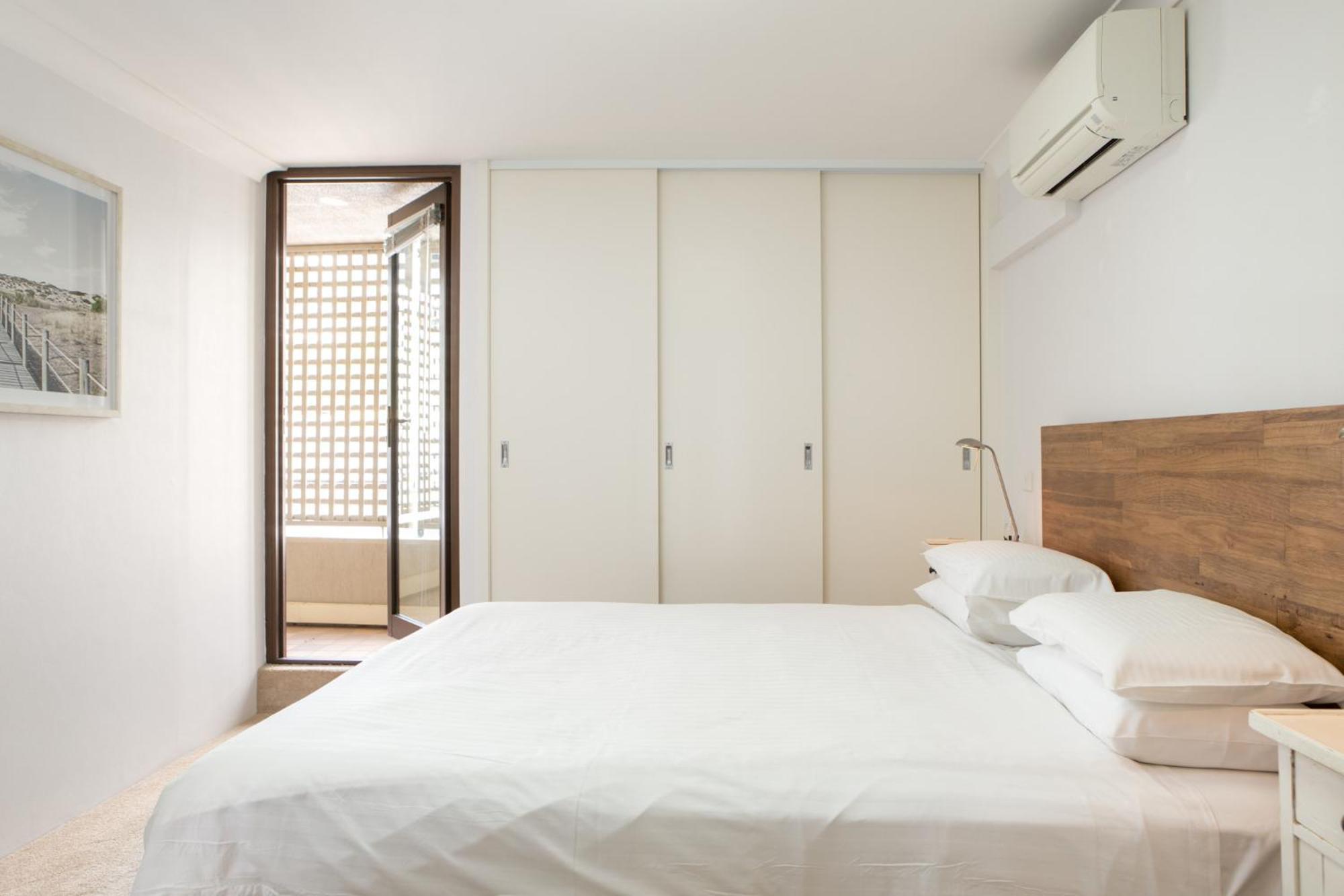 Beachfront Manly With Balcony & Parking *