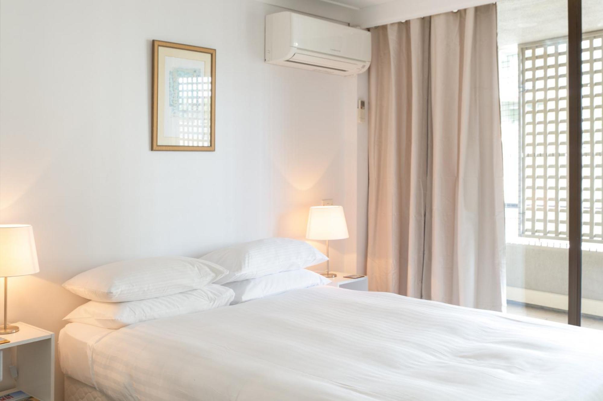 Beachfront Manly With Balcony & Parking Apartment *
