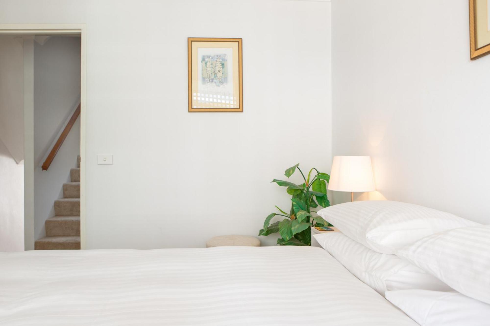 Beachfront Manly With Balcony & Parking Apartment
