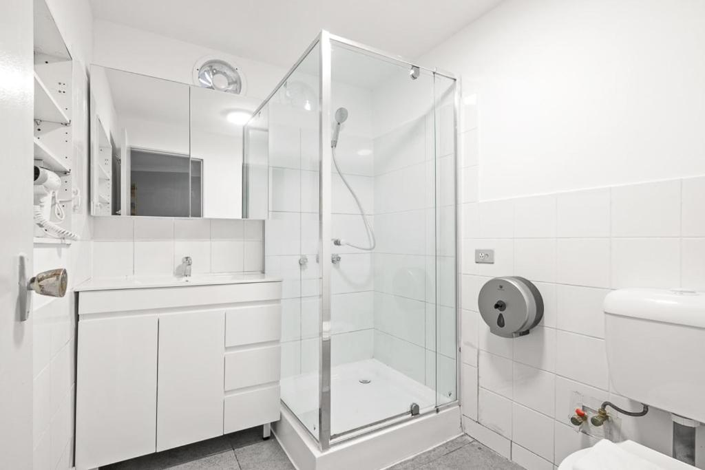 Rustic Queen - Conveniently Located - Shared Bathroom