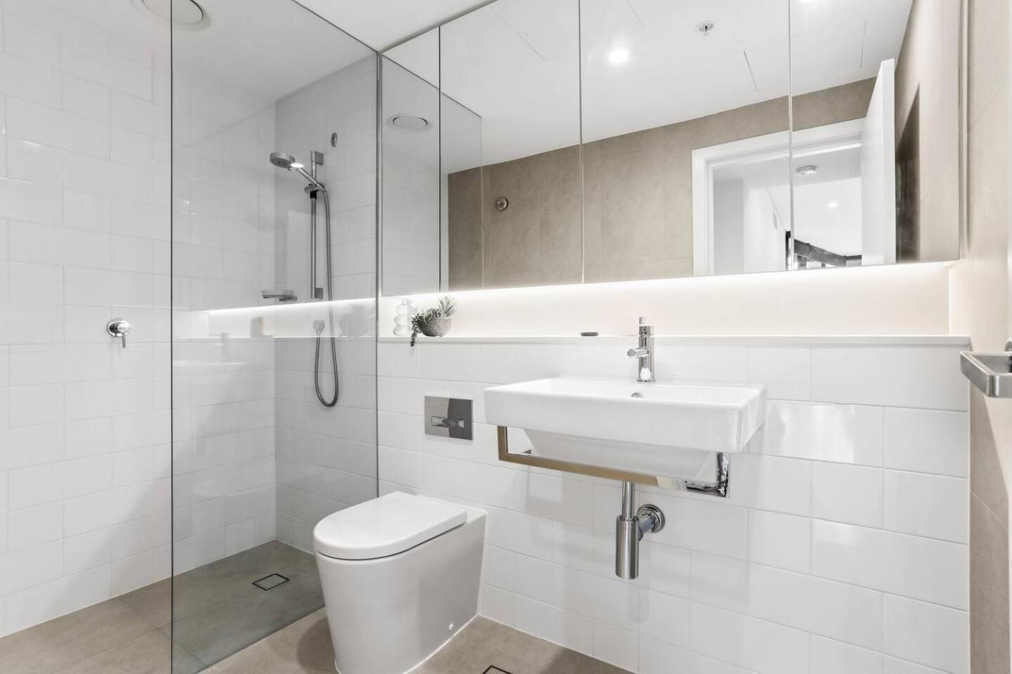 Stylish 2 Bed In Cbd With Pool, Gym & Sauna Apartment Sydney