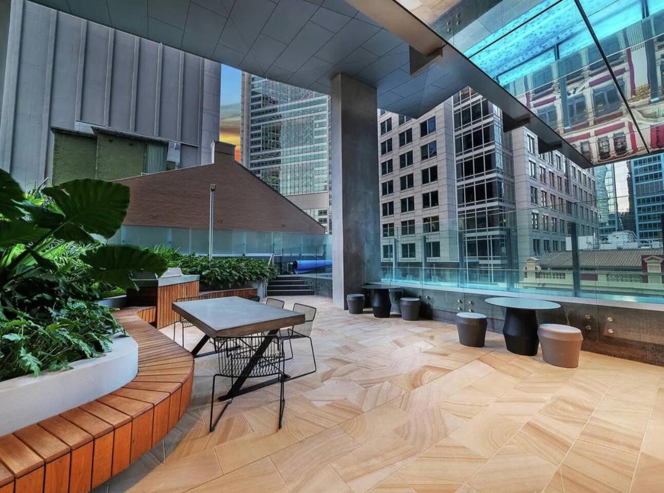 Stylish 2 Bed In Cbd With Pool, Gym & Sauna Apartment *