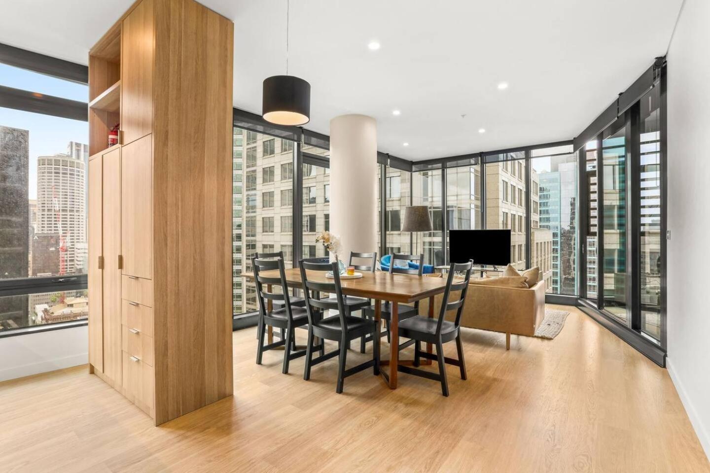 Stylish 2 Bed In Cbd With Pool, Gym & Sauna *