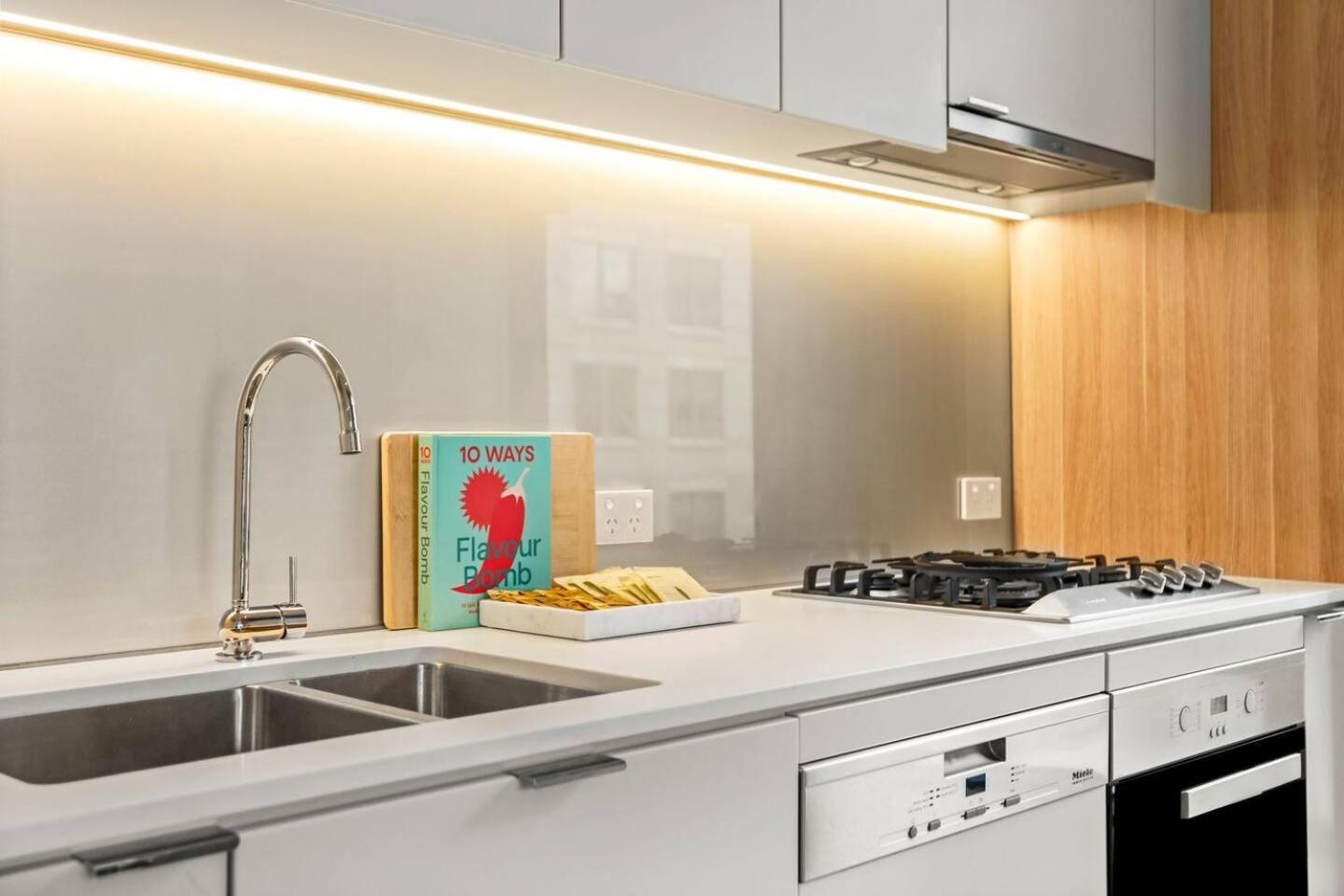 Stylish 2 Bed In Cbd With Pool, Gym & Sauna Sydney