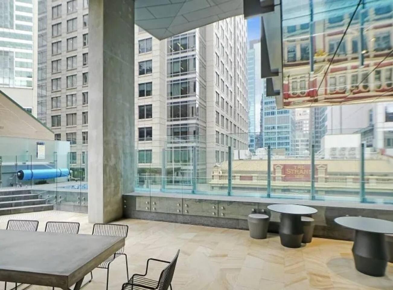 Stylish 2 Bed In Cbd With Pool, Gym & Sauna Apartment *