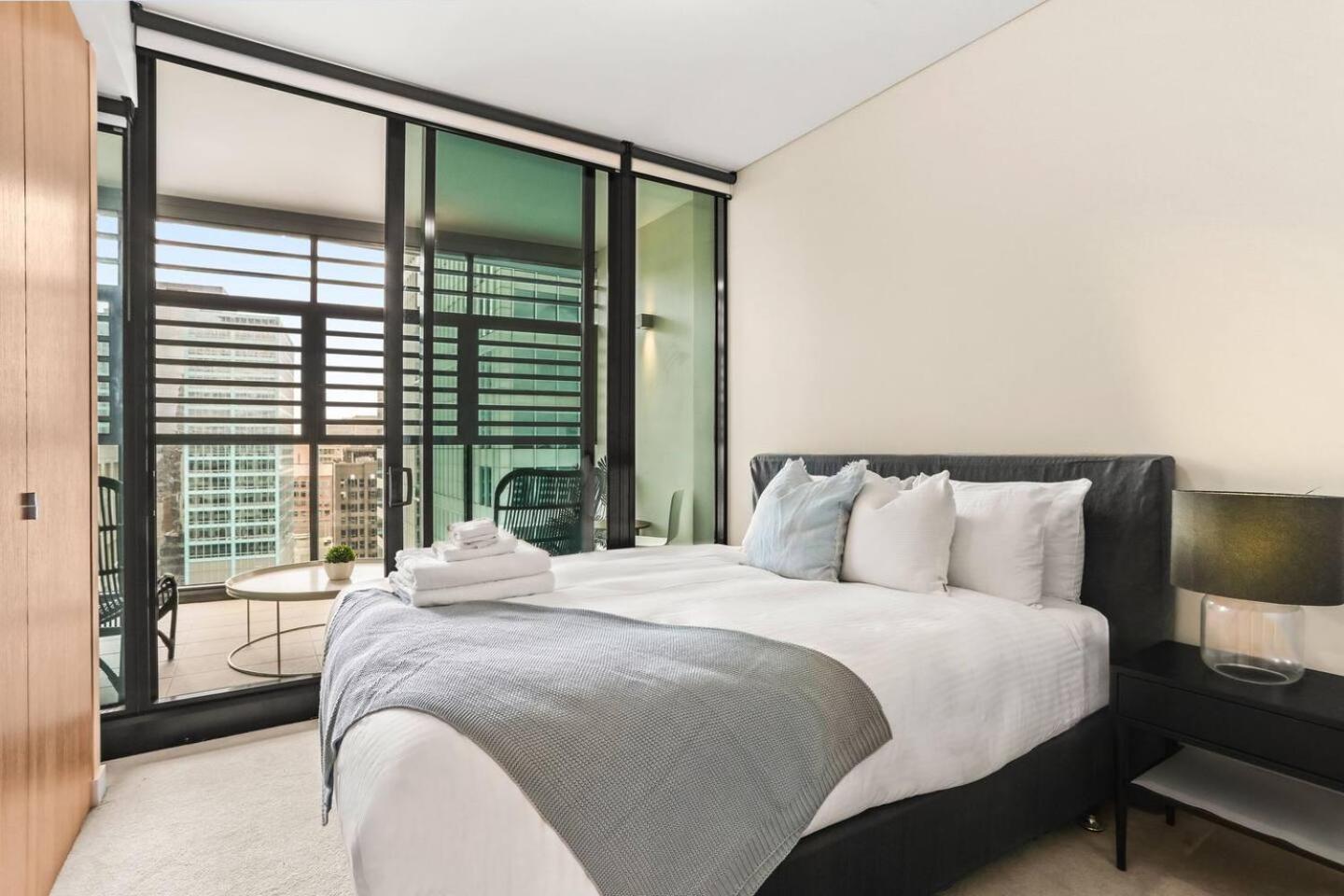 Stylish 2 Bed In Cbd With Pool, Gym & Sauna Apartment Sydney
