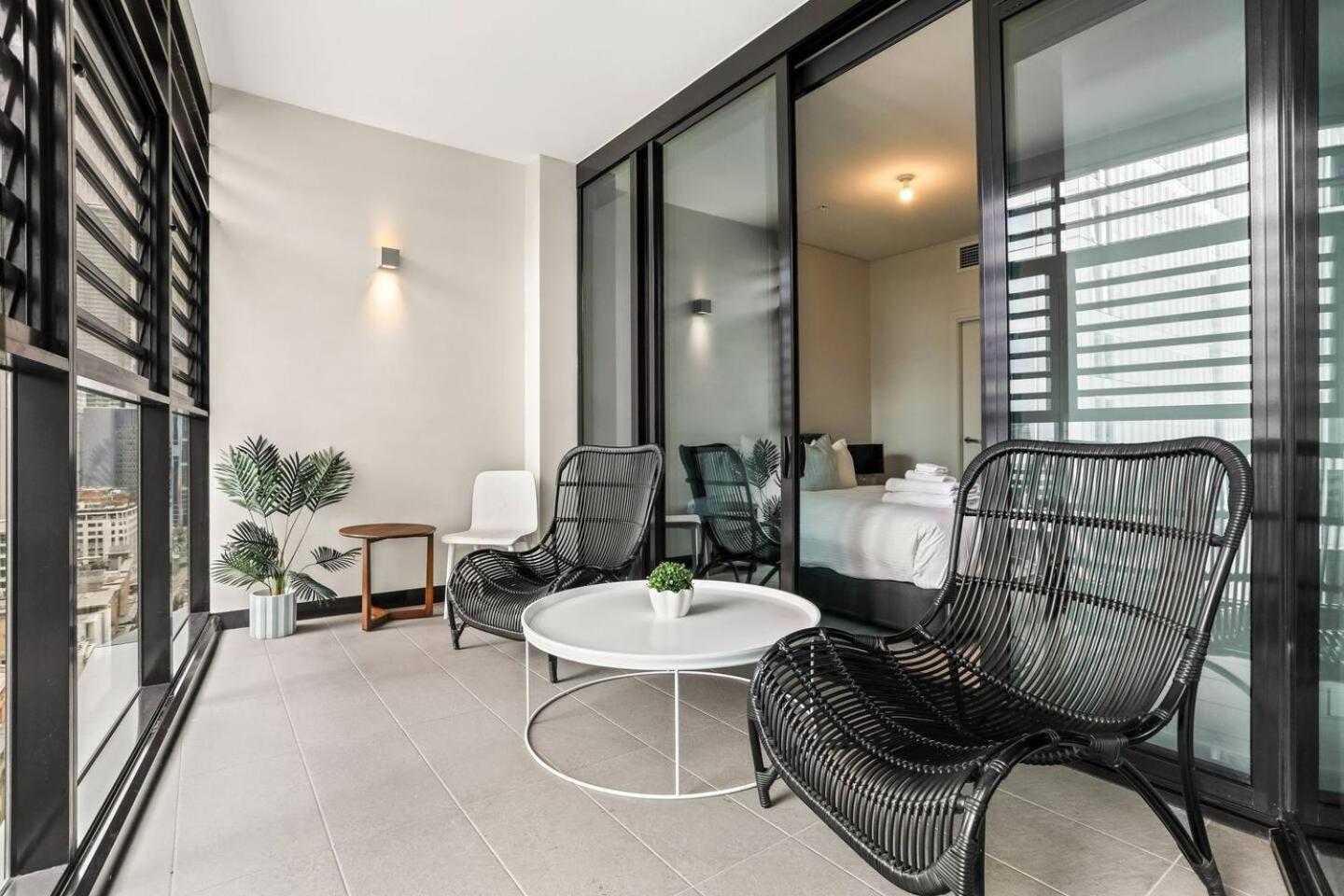 Stylish 2 Bed In Cbd With Pool, Gym & Sauna *