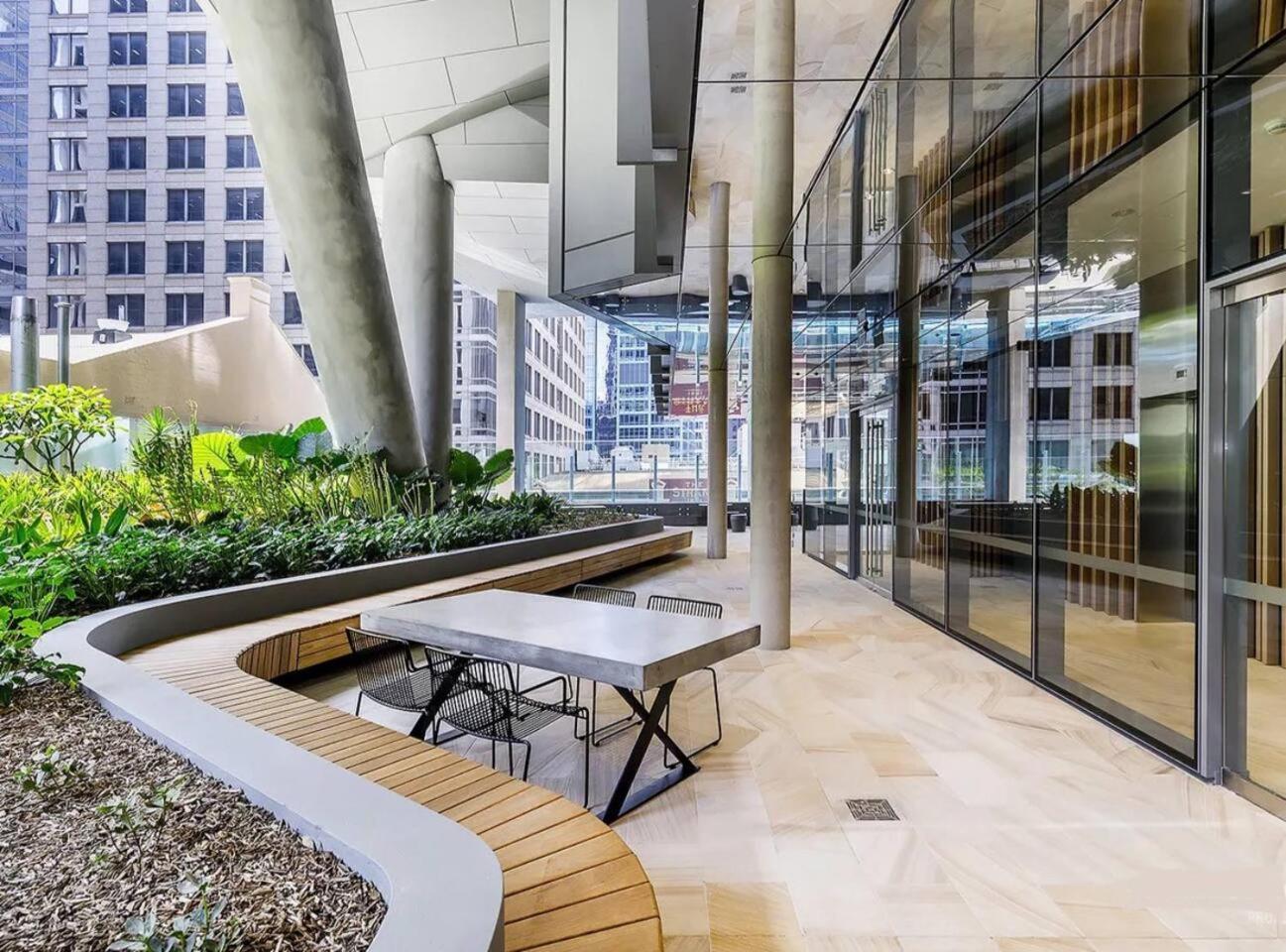 Stylish 2 Bed In Cbd With Pool, Gym & Sauna Apartment *