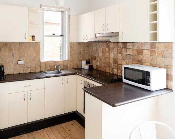 Stylish & Bright - 5star Location - 200m To The Sand! Sydney
