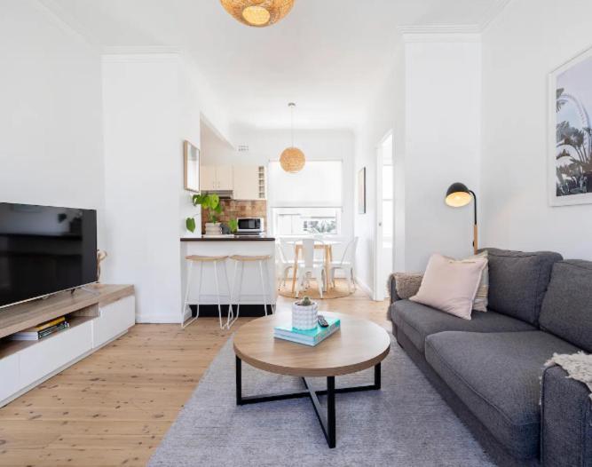 Apartment Stylish & Bright - 5star Location - 200m To The Sand! Sydney